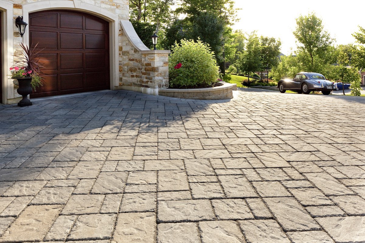 TechoBloc-Blu80Aged-ChamplainGrey techo driveway and garage with wall